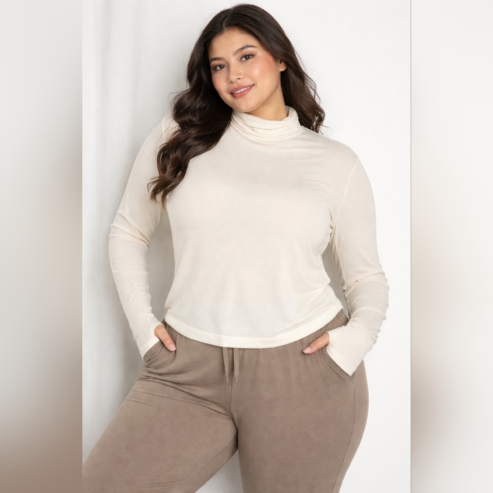 Old Navy UltraLite Performance Cropped Ribbed Turtleneck – 4X – Cream